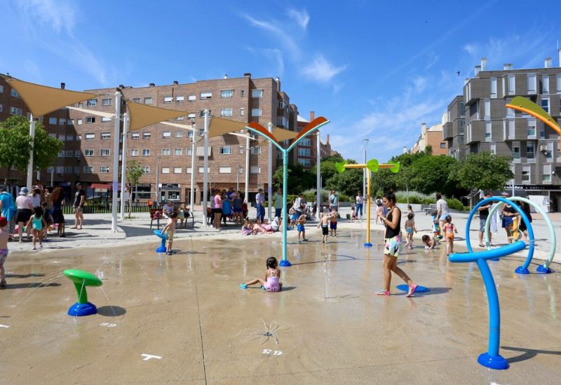 Los Juegos del Agua de la Plaza del Mar Caribe abren sus puertas en el Barrio del Puerto de Coslada