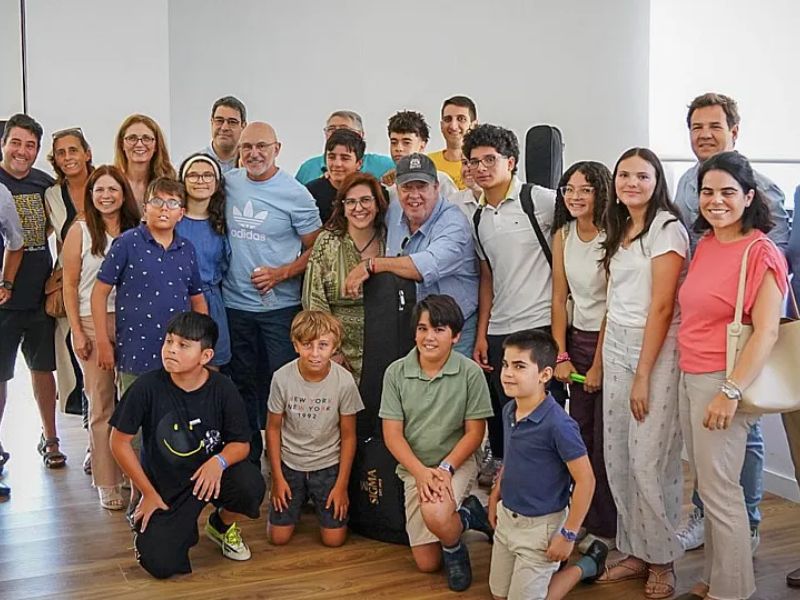 Luis de la Fuente visita a los casi 300 desalojados por los incendios en Las Rozas de Madrid