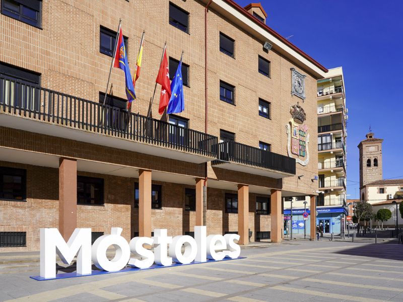 Móstoles celebra el Día Europeo de las Víctimas de Crímenes de Odio con iluminación azul
