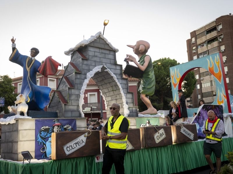 El Gran Desfile de Carrozas y los fuegos artificiales ponen el broche de oro a las Ferias de Alcalá