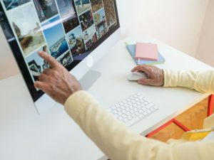 Majadahonda enseña a sus mayores a tramitar el certificado digital y organizar fotos en el móvil