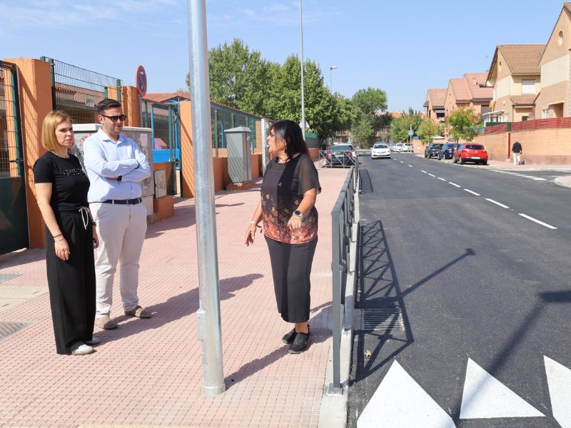 Alcalá ultima las mejoras de la calle Gonzalo Torrente Ballester para renovar el firme