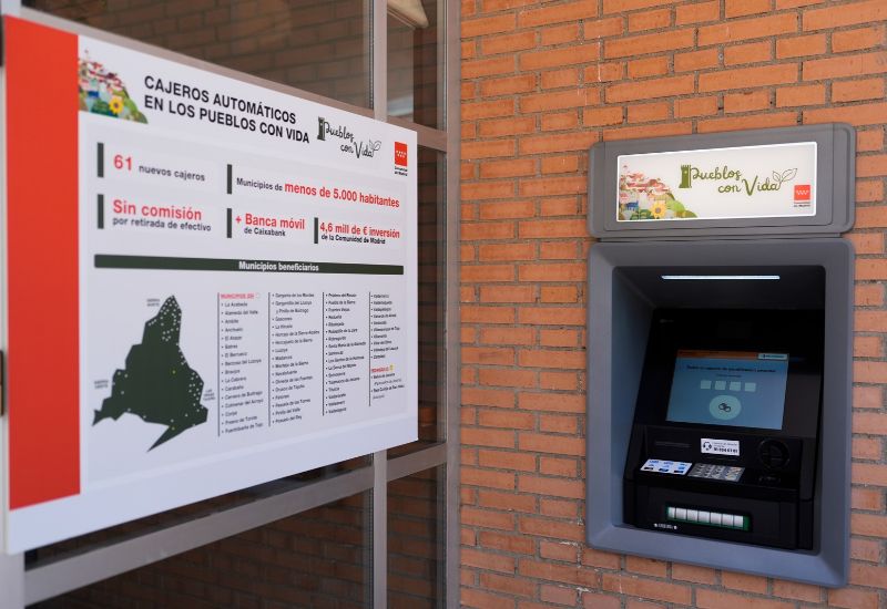Gran acogida en los pueblos tras la llegada de los primeros 25 cajeros automáticos en zonas rurales